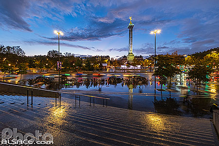 Photo : L'escalier de l'Opéra Bastille et la place de la Bastille au crépuscule, Paris (75012)