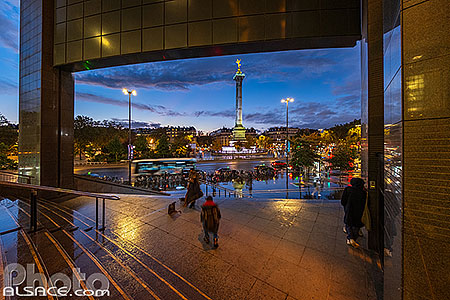 Photo : L'escalier de l'Opéra Bastille et la place de la Bastille au crépuscule, Paris (75012), Ile-de-France, France