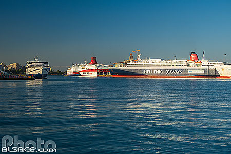Photo : Ferrys et bateaux dans le port du Pirée, Athènes, Grèce