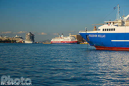 Photo : Ferrys et bateaux dans le port du Pirée, Athènes, Grèce