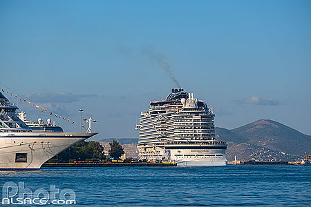 Photo : Ferrys et bateaux dans le port du Pirée, Athènes, Grèce