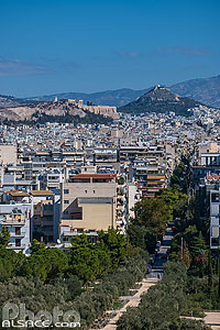Photo : La ville d'Athènes et en arrière plan l'acropole et le mont Lycabette, Grèce