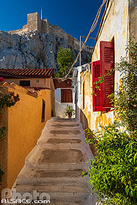 Photo : Ruelle dans le quartier de Plaka situé en contrebas de l?Acropole, Athènes, Grèce