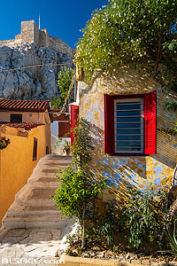 Photo : Ruelle dans le quartier de Plaka situé en contrebas de l?Acropole, Athènes, Grèce