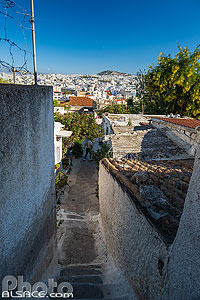 Photo : Ruelle dans le quartier de Plaka situé en contrebas de l?Acropole, Athènes, Grèce