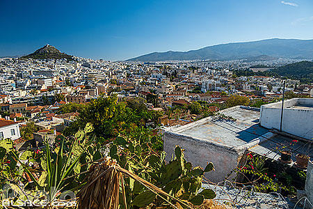 Photo : Athènes vue depuis les hauteur de Plaka en arrière plan le Mont Lycabette, Grèce