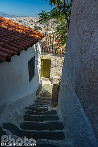 Photo : Ruelle dans le quartier de Plaka situé en contrebas de l?Acropole, Athènes, Grèce