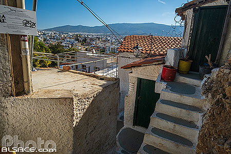 Photo : Ruelle dans le quartier de Plaka situé en contrebas de l?Acropole, Athènes, Grèce