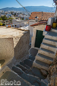 Photo : Ruelle dans le quartier de Plaka situé en contrebas de l?Acropole, Athènes, Grèce