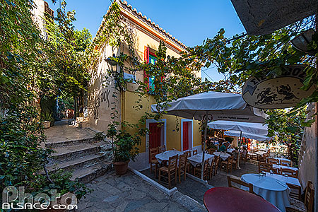 Photo : Terrasse de restaurant dans une ruelle du quartier de Plaka en contrebas de l?Acropole, Athènes, Grèce