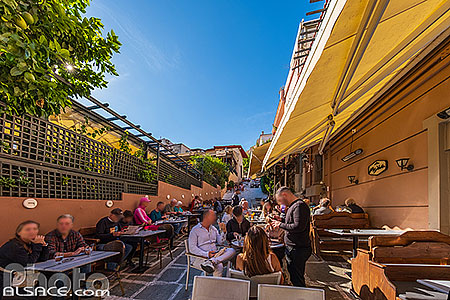 Photo : Terrasse de restaurant dans une ruelle du quartier de Plaka en contrebas de l?Acropole, Athènes, Grèce