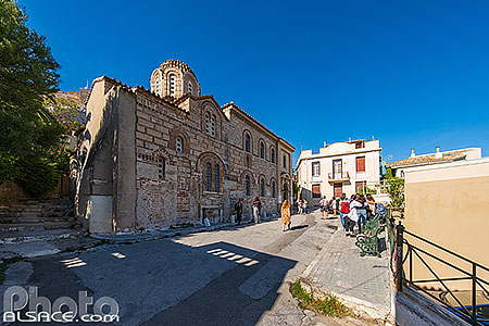 Photo : Eglise byzantine d'Agios Nikolaos Ragava dans le quartier de Plaka, Athènes, Grèce