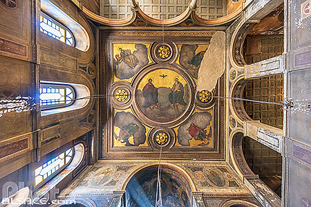 Photo : Eglise byzantine d'Agios Nikolaos Ragava dans le quartier de Plaka connue pour être la plus ancienne d'Athènes, Athènes, Grèce