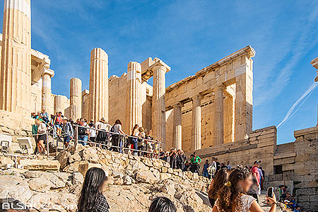 Photo : Touristes montant sur l'Acropole d'Athènes, Grèce