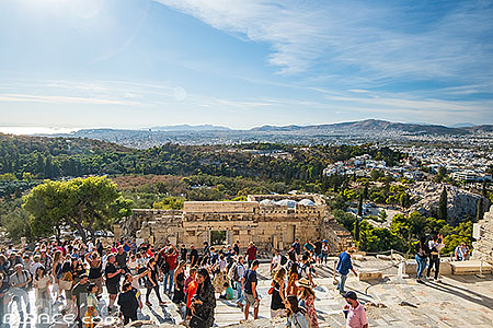 Photo : Touristes montant sur l'Acropole d'Athènes, Grèce