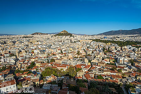 Photo : Athènes vue de l'Acropole au premier plan le quartier de Plaka et en arrière plan le Mont Lycabette, Athènes, Grèce