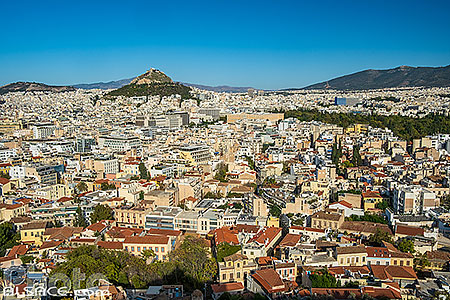 Photo : Athènes vue de l'Acropole au premier plan le quartier de Plaka et en arrière plan le Mont Lycabette, Athènes, Grèce