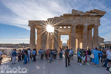 Photo : Touristes au niveau des Propylées de l'Acropole d'Athènes, Grèce