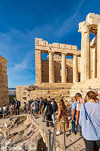 Photo : Touristes devant les propylées de l'Acropole d'Athènes, Grèce