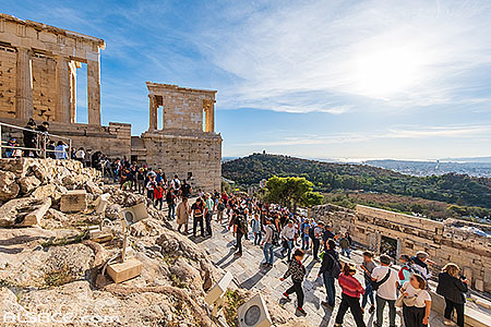 Photo : Touristes devant les propylées de l'Acropole d'Athènes, Grèce