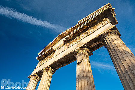 Photo : Porte d'Athéna dans l'agora romaine dans le quartier de Plaka, Athènes, Grèce