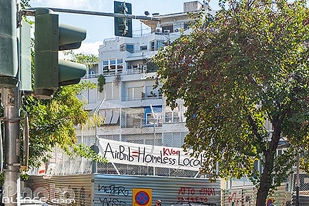 Photo : Banderole contre les appartements Airbnb dans la rue Stournari, Athènes, Grèce
