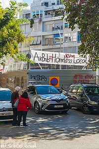 Photo : Banderole contre les appartements Airbnb dans la rue Stournari, Athènes, Grèce