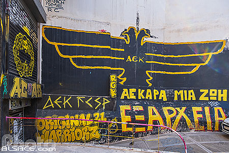 Photo : Mur décoré aux couleurs du club de foot AEK Athènes FC, Athènes, Grèce