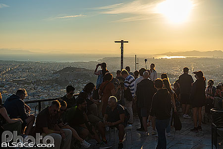 Photo : Touristes regardant le coucher de soleil sur Athènes au sommet du Mont Lycabette, Grèce