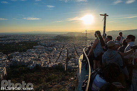 Photo : Touristes regardant le coucher de soleil sur Athènes au sommet du Mont Lycabette, Grèce, Attique, Grèce