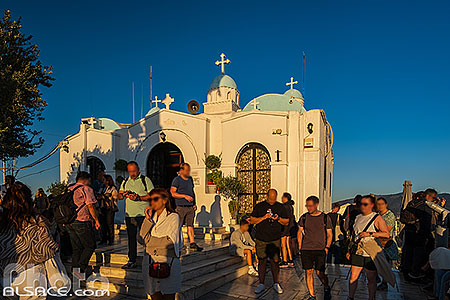 Photo : Touristes regardant le coucher de soleil sur Athènes au sommet du Mont Lycabette, Grèce