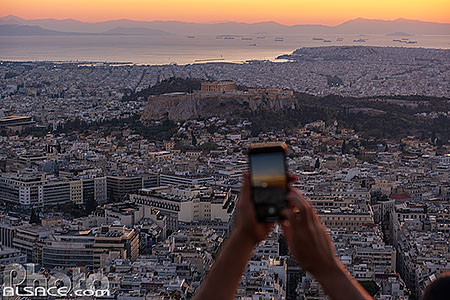 Photo : Touriste faisant une photo au smartphone depuis le mont Lycabette, Athènes, Grèce, Attique, Grèce