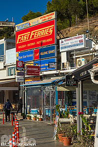 Photo : Enseignes pour des compagnies de ferry dans le port de Rafina, Grèce