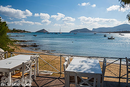 Photo : Table de restaurant en bord de plage, Porto Rafti, Grèce