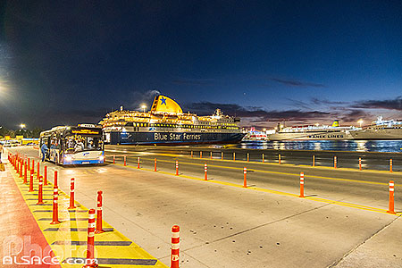 Photo : Port du Pirée la nuit, Athènes, Grècebus