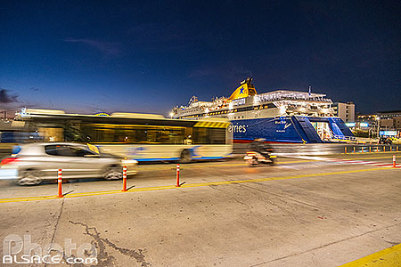 Photo : Port du Pirée la nuit, Athènes, Grèce