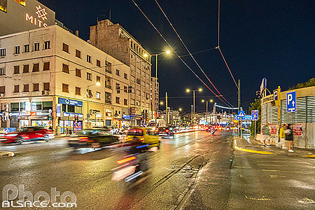Photo : La rue Akti Posidonos dans le port du Pirée la nuit, Athènes, Grèce