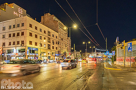 Photo : La rue Akti Posidonos dans le port du Pirée la nuit, Athènes, Grèce