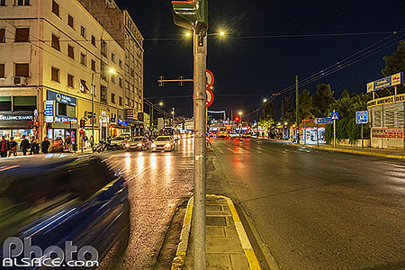 Photo : La rue Akti Posidonos dans le port du Pirée la nuit, Athènes, Grèce