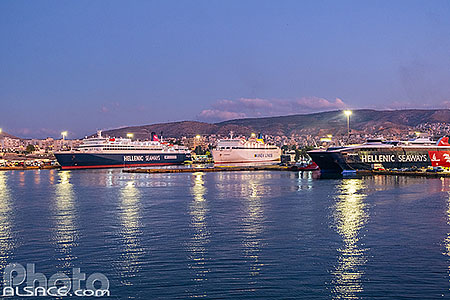 Photo : Ferrys et bateaux dans le port du Pirée à l'aube, Athènes, Grèce