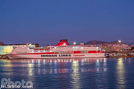 Photo : Ferrys et bateaux dans le port du Pirée à l'aube, Athènes, Grèce
