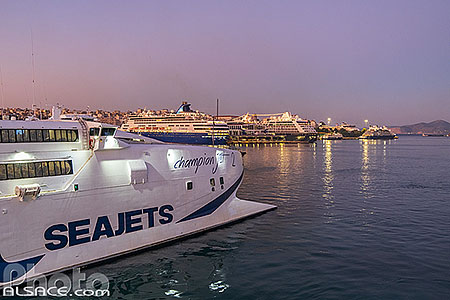 Photo : Ferrys et bateaux dans le port du Pirée à l'aube, Athènes, Grèce