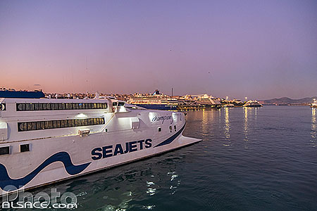 Photo : Ferrys et bateaux dans le port du Pirée à l'aube, Athènes, Grèce