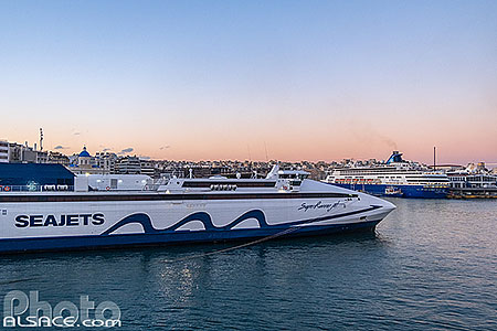 Photo : Ferrys et bateaux dans le port du Pirée à l'aube, Athènes, Grèce