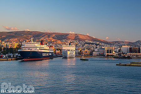 Photo : Ferrys et bateaux dans le port du Pirée à l'aube, Athènes, Grèce
