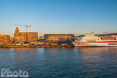 Photo : Ferrys et bateaux dans le port du Pirée à l'aube, Athènes, Grèce