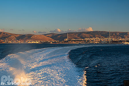 Photo : Golfe Saronique et la côte d'Athènes vue depuis un ferry, Grèce