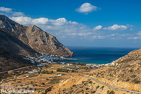 Photo : Village et port de Kamares sur l'Ile de Sifnos, Archipel des Cyclades, Grèce
