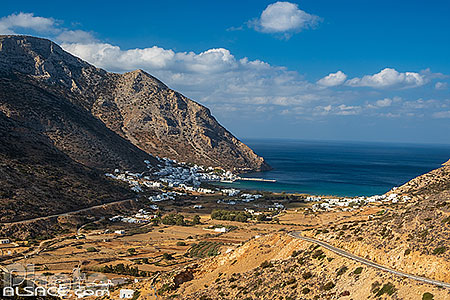 Photo : Village et port de Kamares sur l'Ile de Sifnos, Archipel des Cyclades, Grèce