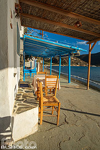 Photo : Terrasse de restaurant au bord de l'eau dans le village de Vathi sur l'ile de Sifnos, Archipel des Cyclades, Grèce